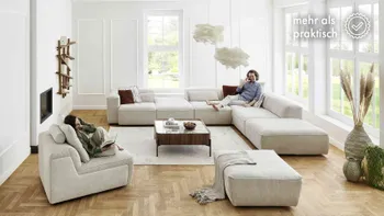 Großer Raum mit riesigem Ecksofa, Sessel und Hocker